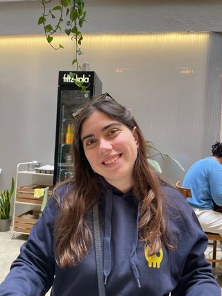 Chica universitaria como niñera