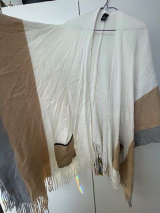 Poncho de punto beige, gris y blanco