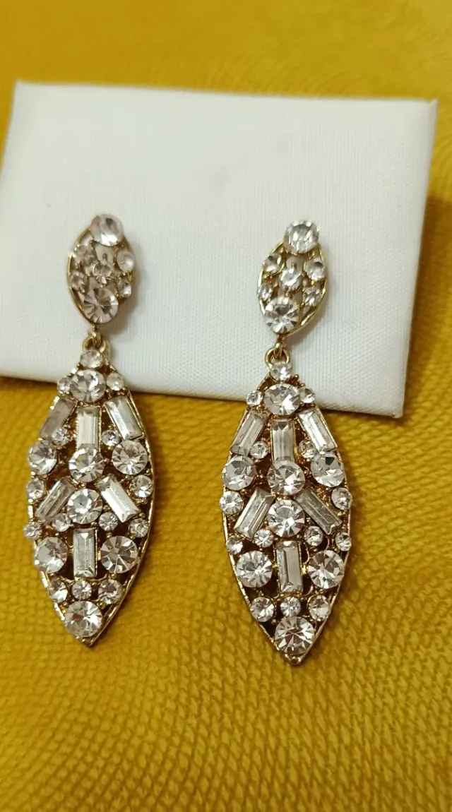 Pendientes de fiesta dorados con pedrería