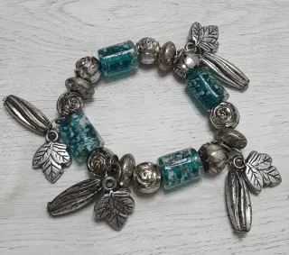 Collares y  pulseras plateados