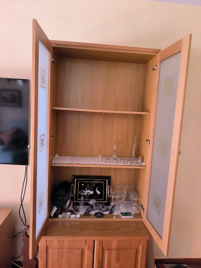 Mueble de madera con puertas de cristal