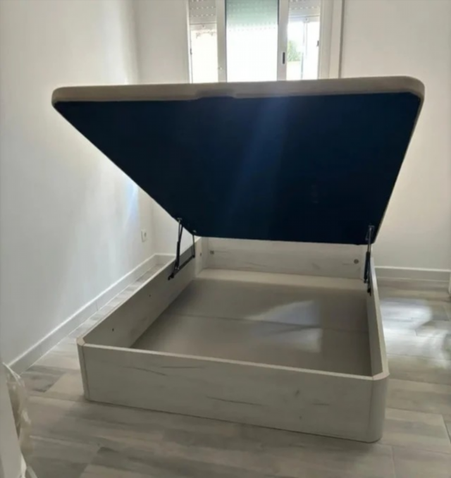 Canapés e colchões novos com o melhor preço. Colchões de 25cm e 30cm de espessura, viscoelástica, molas, colchão que se adapta completamente ao corpo. Canapé de madeira com base estofada em tecido 3D respirável, com 33cm de altura e grande capacidade no interior.