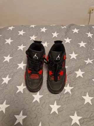 Tenis Jordan Negro y Rojo