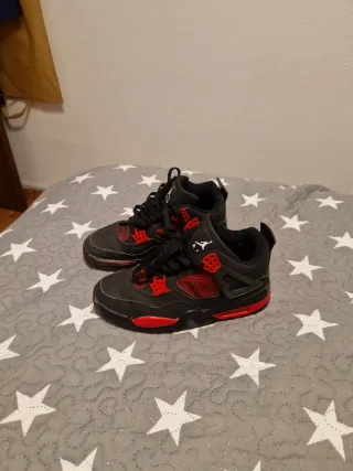 Tenis Jordan Negro y Rojo