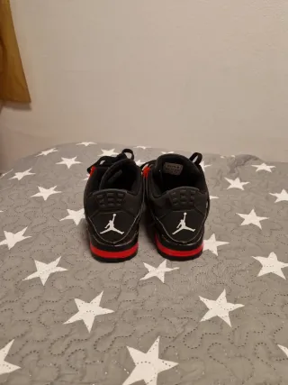 Tenis Jordan Negro y Rojo