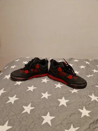 Tenis Jordan Negro y Rojo