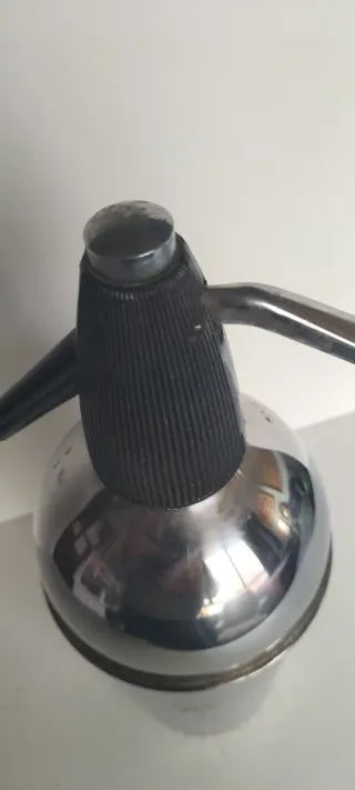 Sifón antiguo de metal