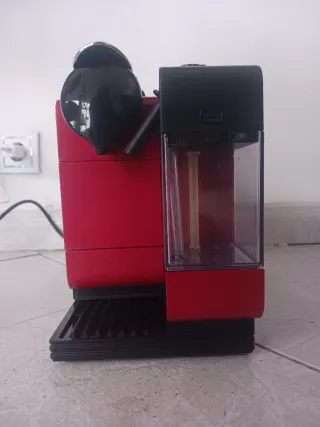 Macchina da caffè Nespresso DeLonghi rossa