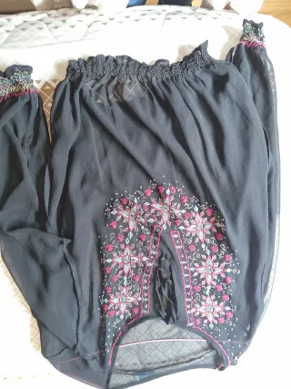 Camisa negra con bordados rosas