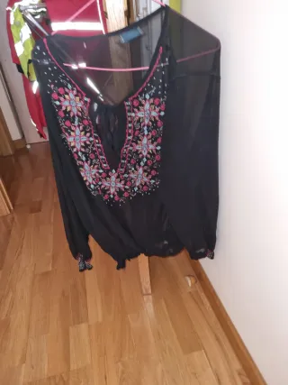 Camisa negra con bordados rosas