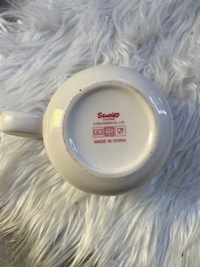 Taza Hello Kitty Blanca con Lazo Rojo