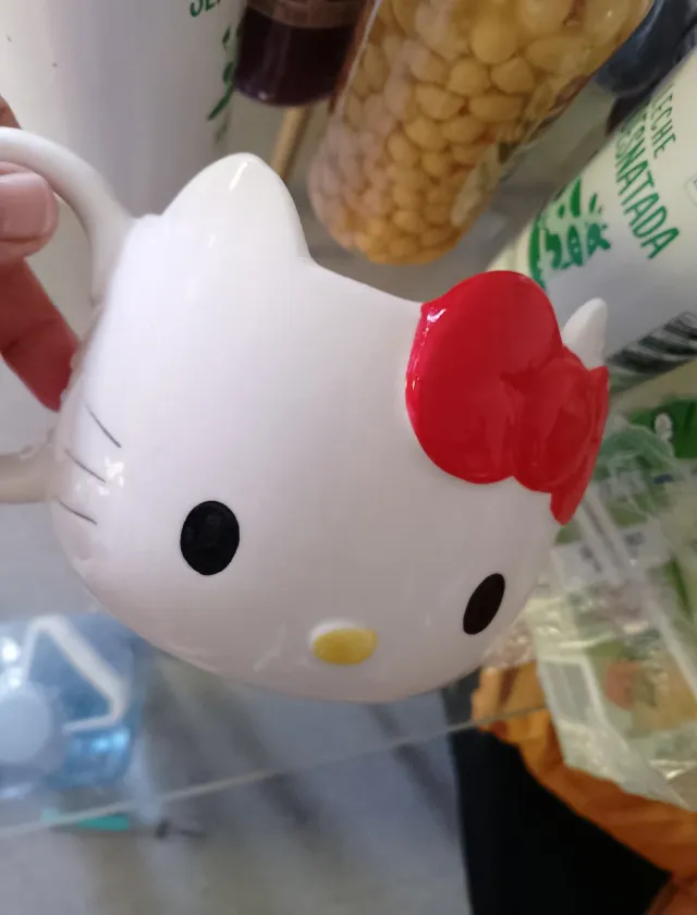Taza Hello Kitty Blanca con Lazo Rojo