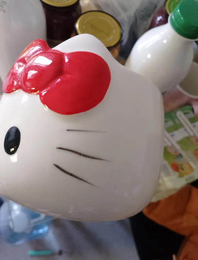 Taza Hello Kitty Blanca con Lazo Rojo