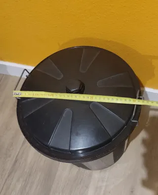 Cubo de basura negro