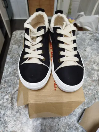 Zapatillas negras casual con cordones