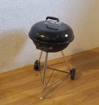 Barbecue a carbone tipo kettle della marca Weber