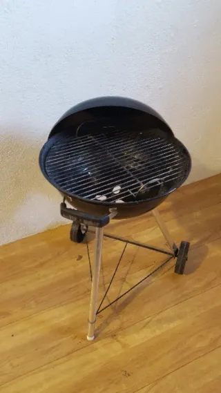 Barbecue a carbone tipo kettle della marca Weber