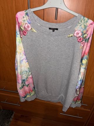 Sudadera gris con mangas florales Talla M