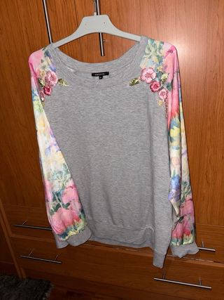 Sudadera gris con mangas florales Talla M