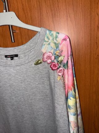 Sudadera gris con mangas florales Talla M