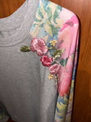 Sudadera gris con mangas florales Talla M