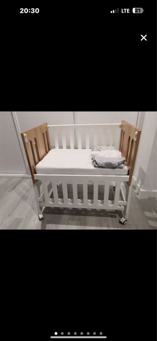 Cuna de madera blanca con ruedas