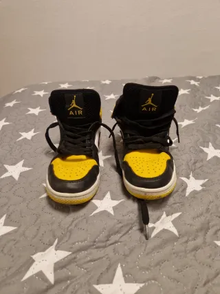 Tenis Jordan Negro y Amarillo