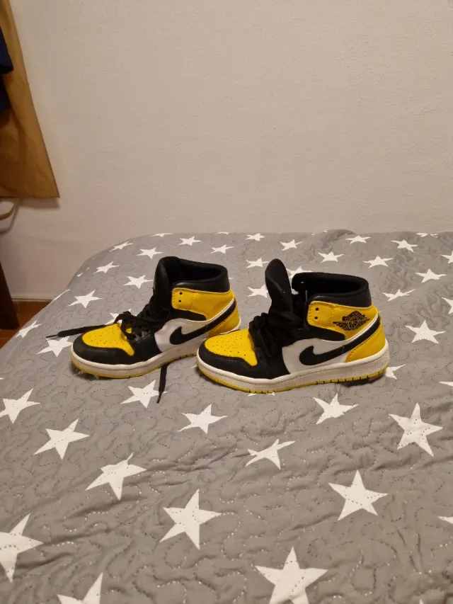 Tenis Jordan Negro y Amarillo