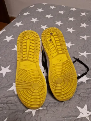 Tenis Jordan Negro y Amarillo