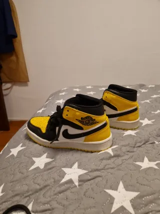 Tenis Jordan Negro y Amarillo