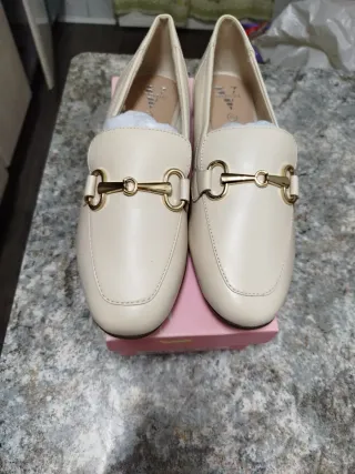 Zapatos planos beige con hebilla dorada