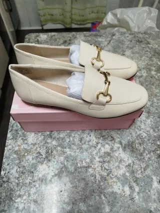 Zapatos planos beige con hebilla dorada