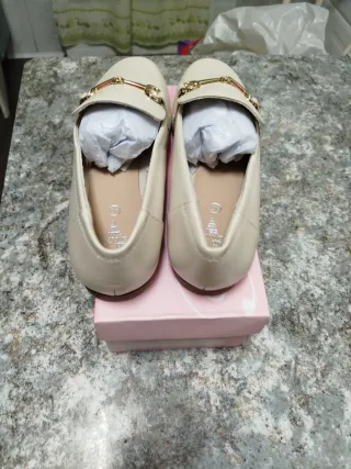 Zapatos planos beige con hebilla dorada