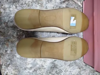 Zapatos planos beige con hebilla dorada