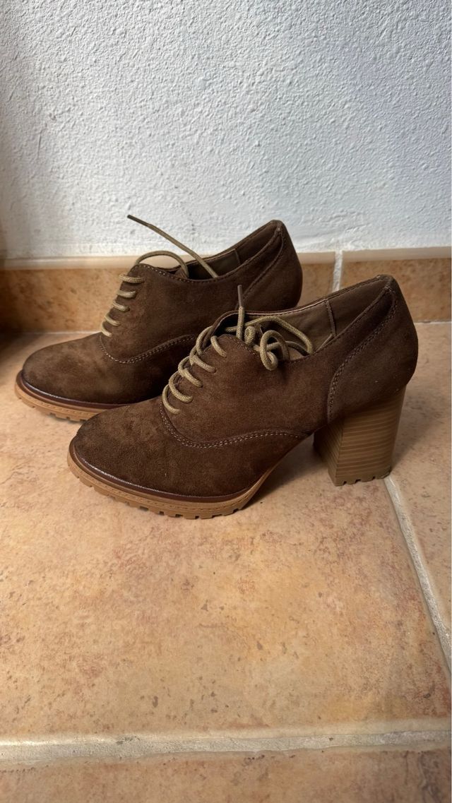 Botines de ante con cordones y tacón - 37