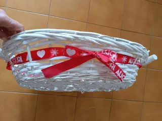 Cesto decorativo bianco e rosso