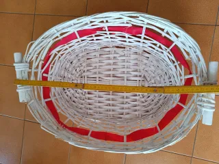 Cesto decorativo bianco e rosso