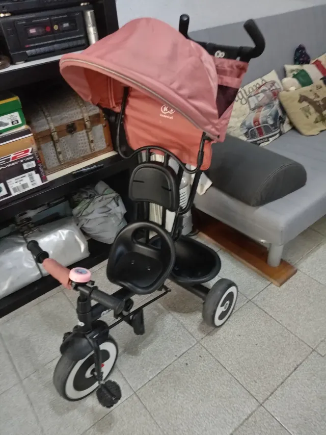 Triciclo infantil con capota rosa