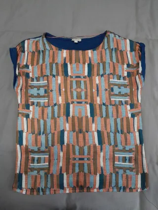 Blusa estampada azul y naranja