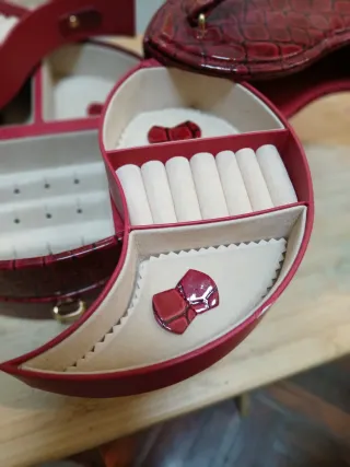 Joyero grande rojo con compartimentos