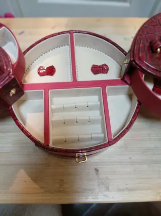 Joyero grande rojo con compartimentos