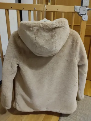 Chaqueta pelo beige con capucha