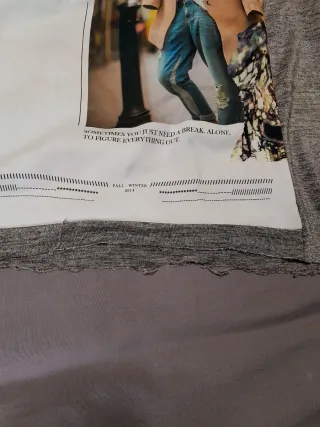 Blusa gris y blanca con estampado