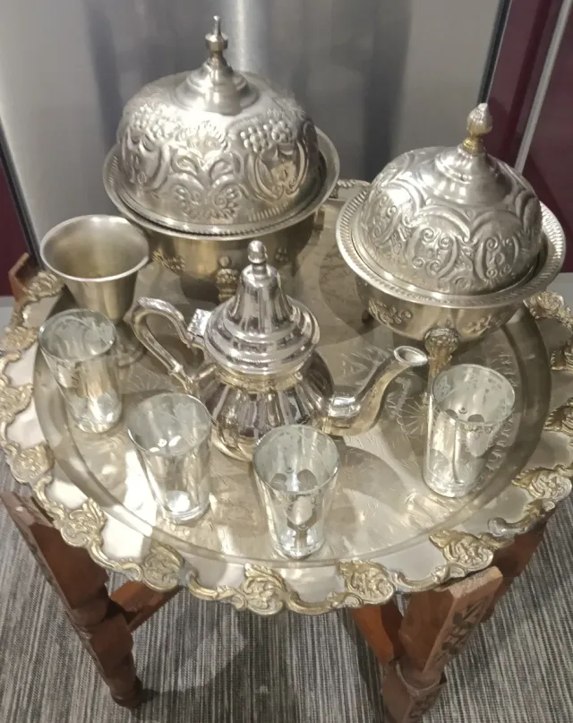 Set da tè vintage con vassoio e tazze