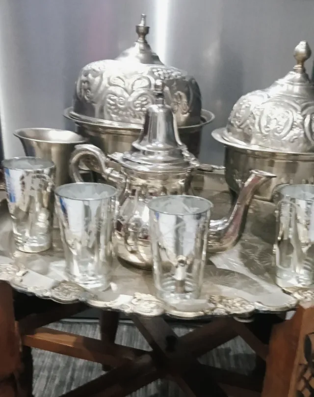 Set da tè vintage con vassoio e tazze