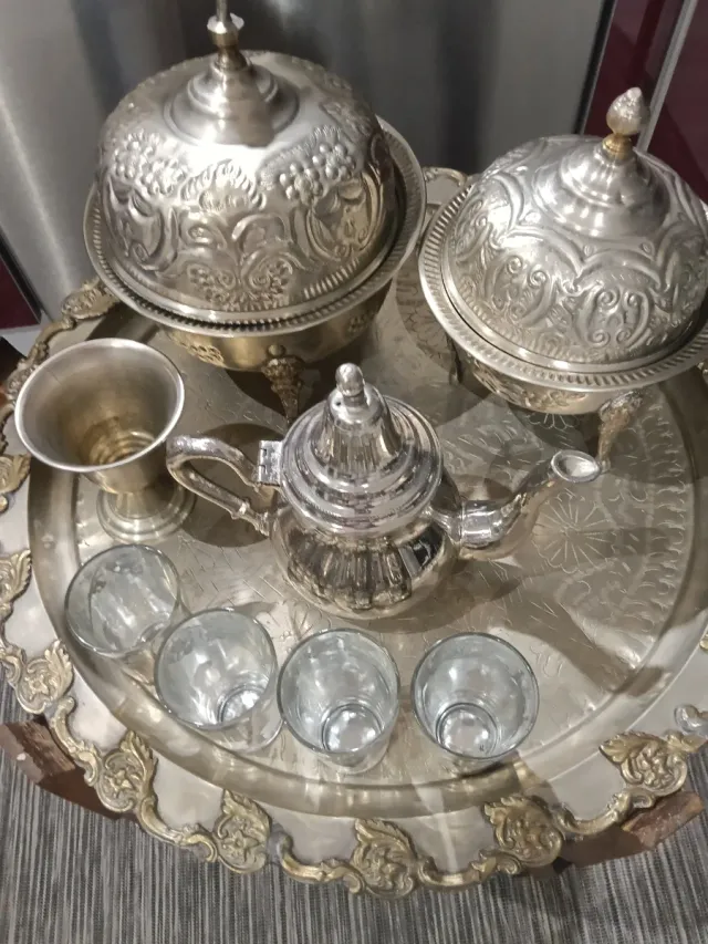 Set da tè vintage con vassoio e tazze