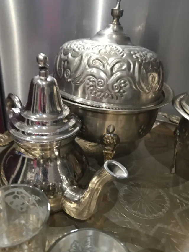 Set da tè vintage con vassoio e tazze