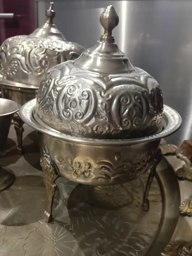 Set da tè vintage con vassoio e tazze