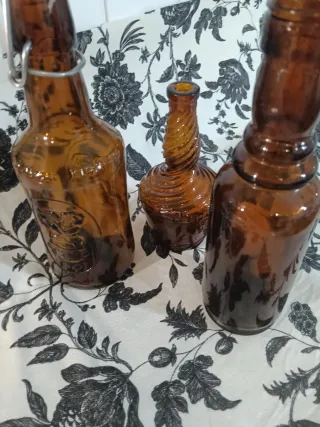Bottiglie antiche vintage in ambra