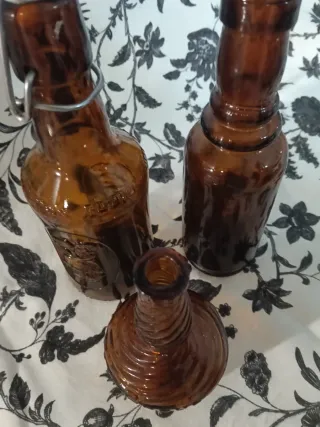 Bottiglie antiche vintage in ambra